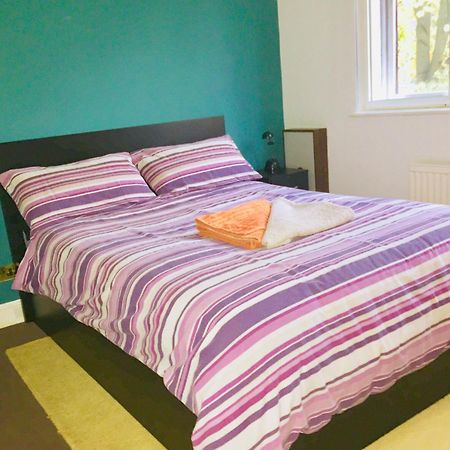 Stylish Queen-Size Bed London Living With Free Parking In Super Host 5 Star Home Finchley Εξωτερικό φωτογραφία