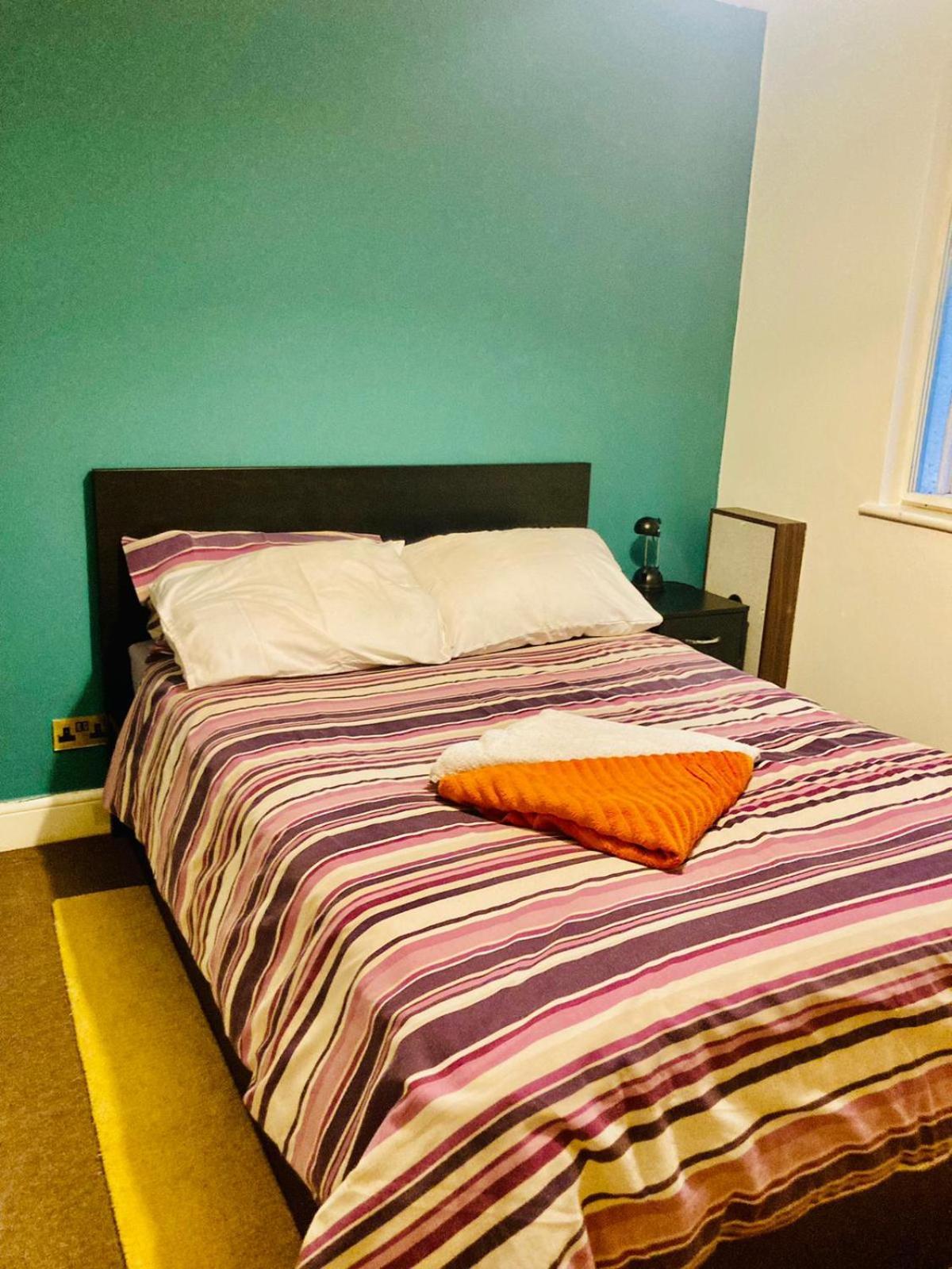 Stylish Queen-Size Bed London Living With Free Parking In Super Host 5 Star Home Finchley Εξωτερικό φωτογραφία