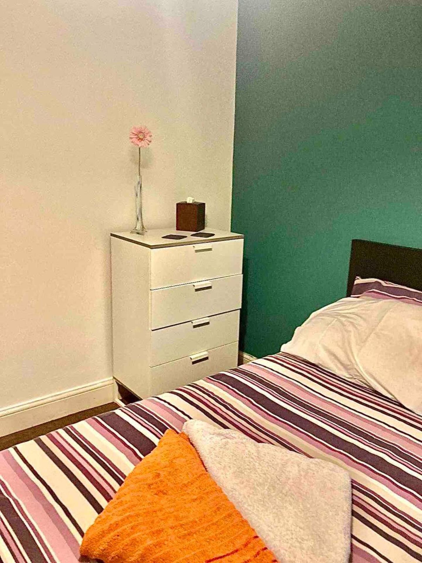 Stylish Queen-Size Bed London Living With Free Parking In Super Host 5 Star Home Finchley Εξωτερικό φωτογραφία