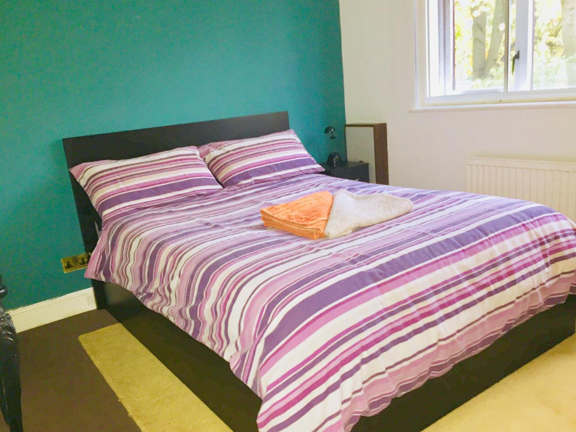 Stylish Queen-Size Bed London Living With Free Parking In Super Host 5 Star Home Finchley Εξωτερικό φωτογραφία